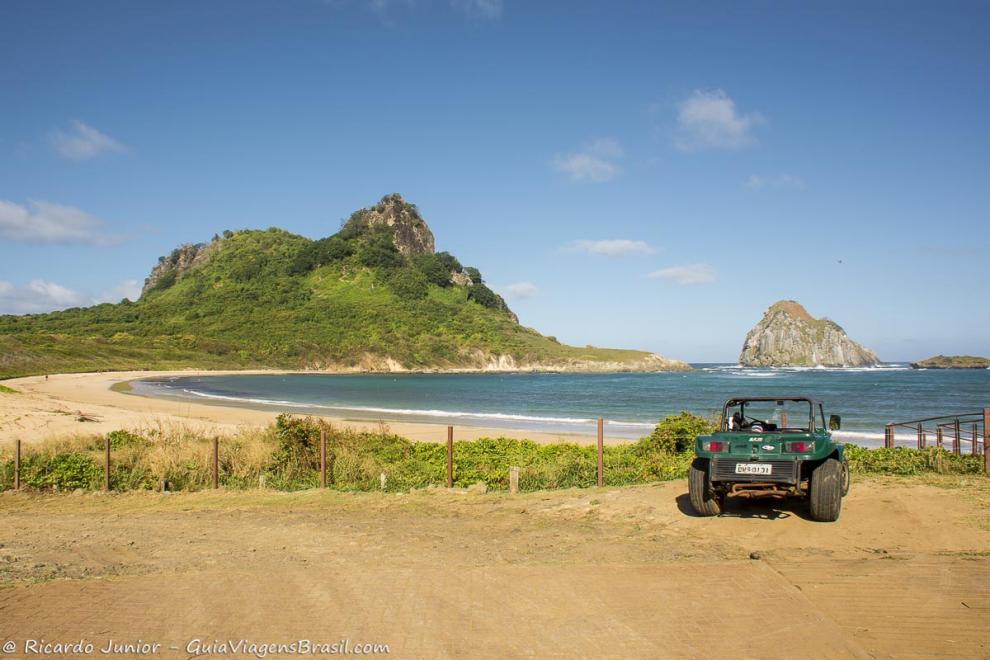 Imagem de um jipe a ao fundo a Baía do Sueste em Fernando de Noronha.